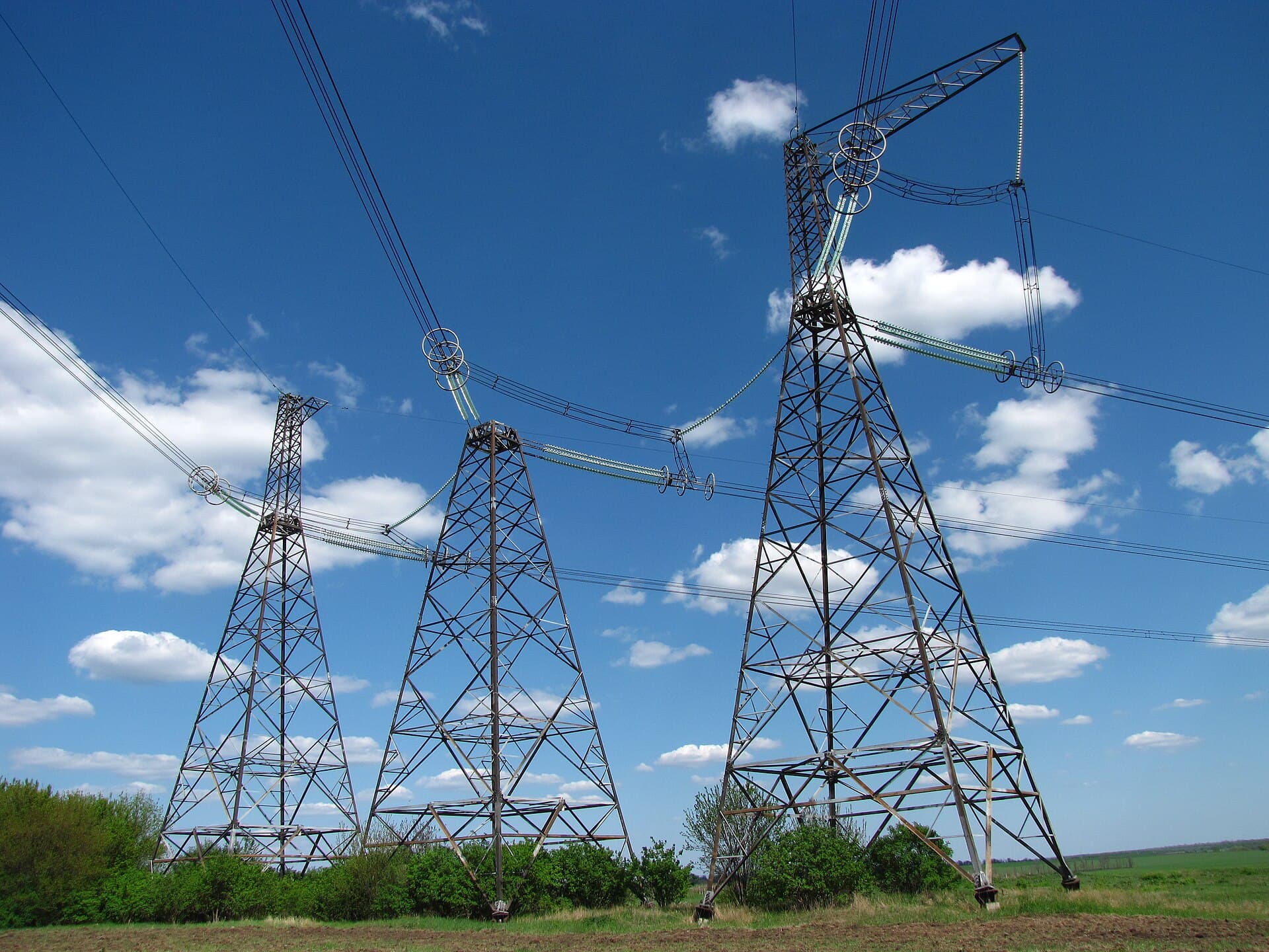 High-voltage anchor pylon